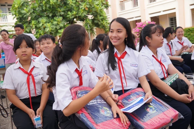 Students of the Lac An Secondary School express their joy at receiving gifts. (Photo: SGGP) 10-2305-8772.jpg
