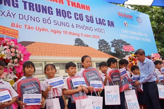 Deputy Editor-in-Chief in charge of SGGP Newspaper, journalist Nguyen Khac Van offers gifts to students. (Photo: SGGP) 4-4009-9112.jpg