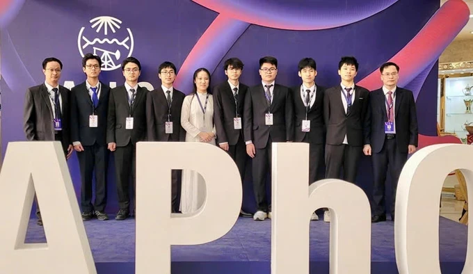 All eight Vietnamese students participating in the 2025 Asian Physics Olympiad (APhO), held in Dhahran, Saudi Arabia, from May 4-12, have brought home medals. anh-toan-doi-4025-3189.jpg