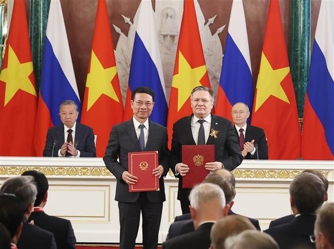 The two leaders witness the signing of a roadmap for cooperation in peaceful uses of nuclear energy for 2025–2030 between Vietnam's Ministry of Science and Technology and Russia's ROSATOM State Atomic Energy Corporation. (Photo: VNA) nuclear-energy-cooperation-rosatom-vna.jpg