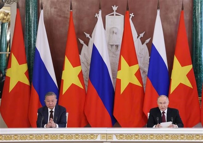 Party General Secretary To Lam (L) and President Vladimir Putin at the press conference. (Photo: VNA) to-lam-putin-press-conference-vna.jpg