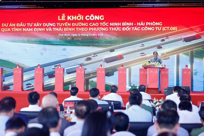 Prime Minister Pham Minh Chinh attends the groundbreaking ceremony for the Ninh Binh–Hai Phong expressway’s segment passing through Nam Dinh and Thai Binh provinces on the morning of May 12. (Photo: SGGP) khoi-cong-788-4797.jpg