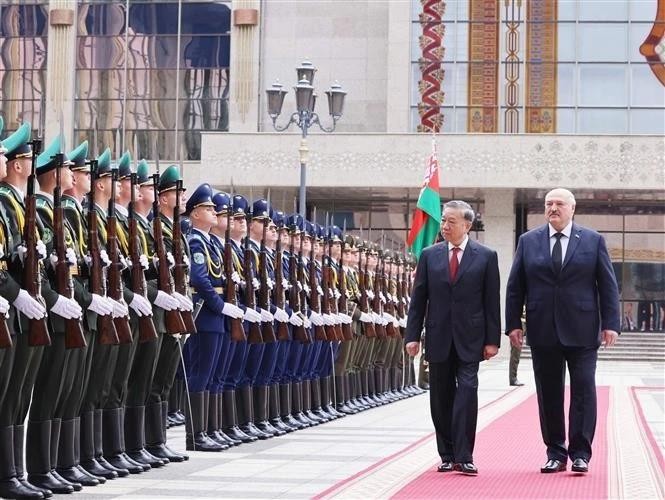 General Secretary of the Communist Party of Vietnam Central Committee To Lam (L) and Belarusian President Aleksandr Lukashenko review the guard of honour at the welcome ceremony in Minsk on May 12. (Photo: VNA) vna-potal-le-don-tong-bi-thu-to-lam-tham-cap-nha-nuoc-toi-belarus-8027424.jpg