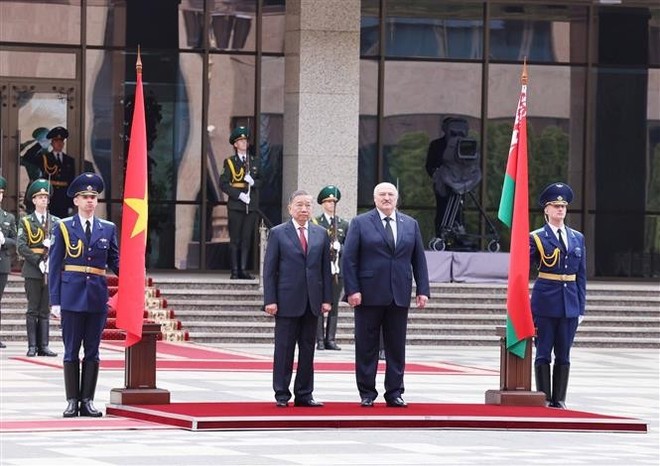 Belarusian President Aleksandr Lukashenko hosts a welcome ceremony for General Secretary of the Communist Party of Vietnam Central Committee To Lam in Minsk on May 12 morning. (Photo: VNA) vna-potal-le-don-tong-bi-thu-to-lam-tham-cap-nha-nuoc-toi-belarus-8027428.jpg