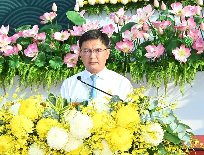 Head of the Propaganda and Mass Mobilization Commission of the municipal Party Committee Nguyen Manh Cuong wishes a happy festive season and extends greetings to Buddhist dignitaries and followers. (Photo: SGGP) z6592163711791-91b6a235ca1e7e3f45b549216ada5f9f-3568-2173.jpg