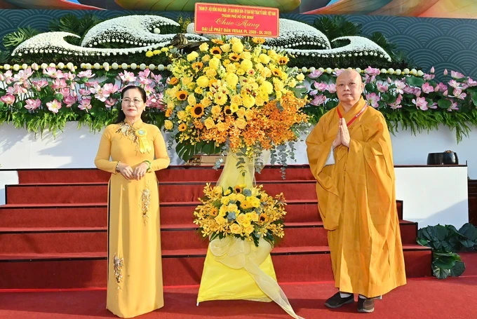 Chairwoman of the Ho Chi Minh City People’s Council Nguyen Thi Le offers flowers to extend greetings on the occasion of Lord Buddha’s 2569th birthday. (Photo: SGGP) z6592163727281-b5afbc84aac4a2e972e176f7a72c6d66-7407-6046.jpg