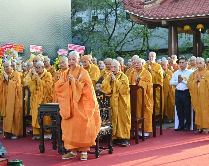 Buddhist dignitaries, monks, nuns, and followers attend the Buddha's 2569th birthday celebration. (Photo: SGGP) z6592171041261-54460fa7dd450ae5855d2ea596f6ffaa-8155-7249.jpg