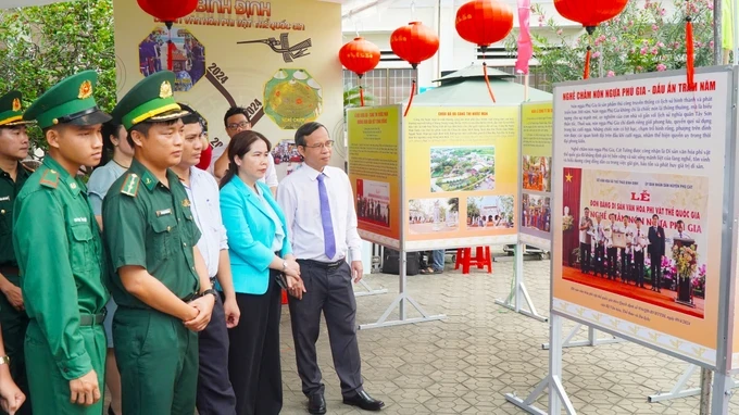 Leaders of the Department of Culture, Sports and Tourism of Binh Dinh Province, and soldiers visit the exhibition. (Photo: SGGP) z6592690014714-0c1855db4f21c333867eb85823cea0f9-5064-2734.jpg