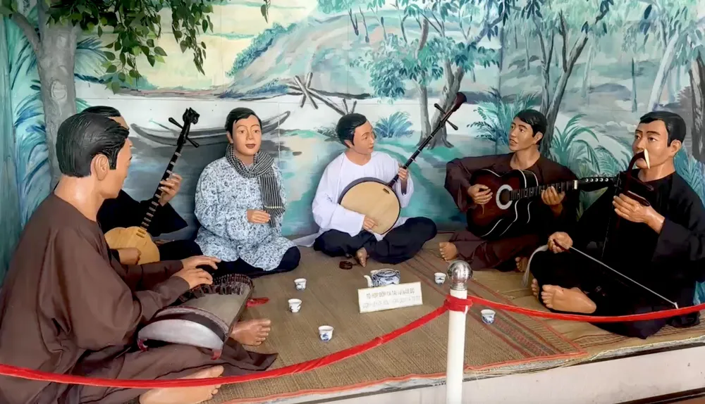 The wax sculptures of artists at a Don Ca Tai Tu Nam Bo perfromance at the memorial house (Photo : SGGP) anh-man-hinh-2025-05-12-luc-155247-6151-8006.png