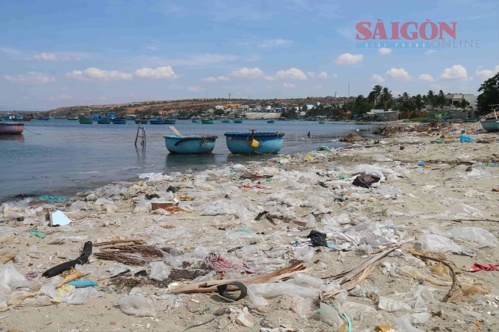 A beach in Mui Ne is littered with trash. (Photo: SGGP) img-1205-2525.jpg
