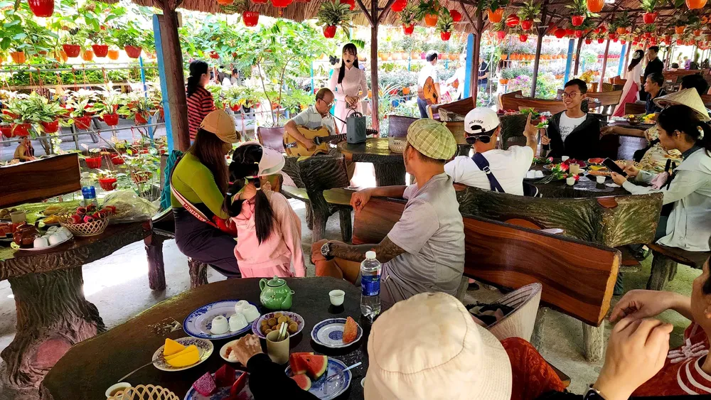 A Don Ca Tai Tu Nam Bo perfromance serving visitors (Photo : SGGP) z6298450890171-c0279984677e72053da431c341bbf581-8124-9041.jpg