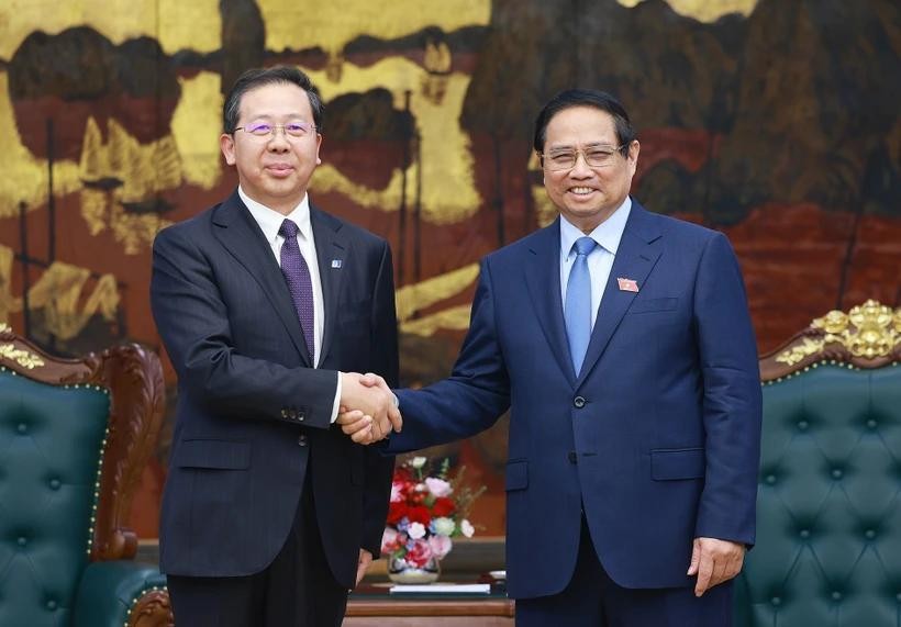 Prime Minister Pham Minh Chinh (R) receives Peng Gangping, Chairman of China Huadian Engineering Co., Ltd. (Photo: VNA) pham-minh-chinh-1.jpg