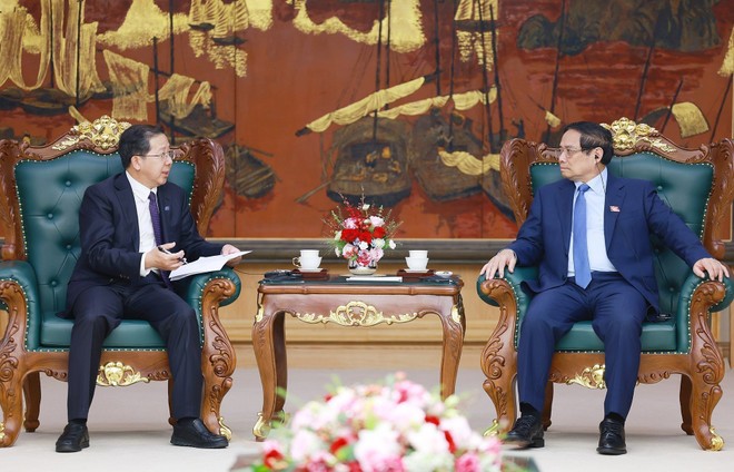 Prime Minister Pham Minh Chinh (R) receives Peng Gangping, Chairman of China Huadian Engineering Co., Ltd. (Photo: VNA) pham-minh-chinh-2.jpg