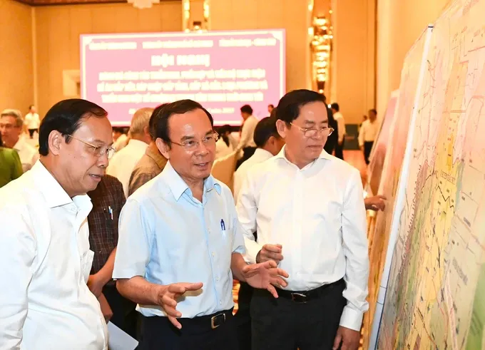 Secretary of the Ho Chi Minh City Party Committee Nguyen Van Nen and delegates review a map of key projects across three localities. (Photo: SGGP) 01e7d6786f1fda41830e-7422-9597.jpg