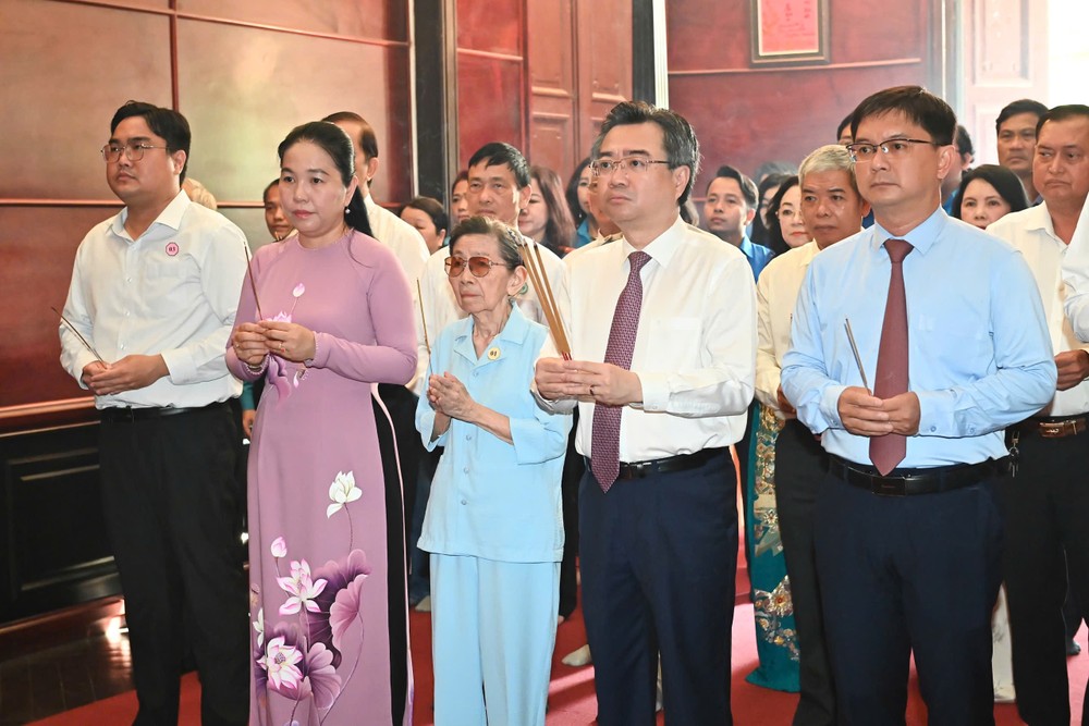 The city's leaders and senior Party members offer incense and flowers to commemorate President Ho Chi Minh and Party General Secratary Nguyen Phu Trong. (Photo: SGGP) 15-5-1-1080-2546.jpg.jpg