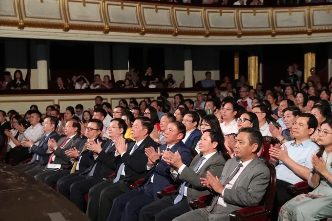 Delegates attend the special art program titled “A Gift of May Presented to Uncle Ho” at the Hanoi Opera House on May 14. (Photo: SGGP) 5f3b16100173b42ded62-7710-7956.jpg