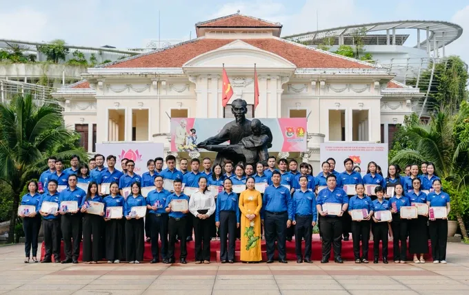 The Party Committee of Ho Chi Minh City on May 14 honors individuals and collectives with outstanding performance in the “Studying and following President Ho Chi Minh's thoughts, morals, and style” program in 2025. (Photo: SGGP) dnx00400-8035-9064.jpg