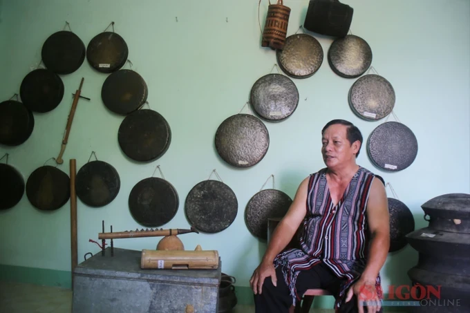 Artisan Dinh Cong Bon collects more than 100 musical instruments of the H’re ethnic people. (Photo: SGGP) suu-tam-2623-1512.jpg