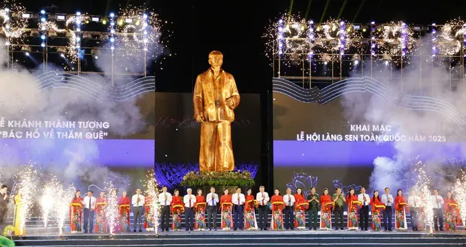 Delegates cut the ribbon to inaugurate the statue “Uncle Ho visits the hometown” on May 15 (Photo: SGGP) khai-hoi2-9182-4723.jpg