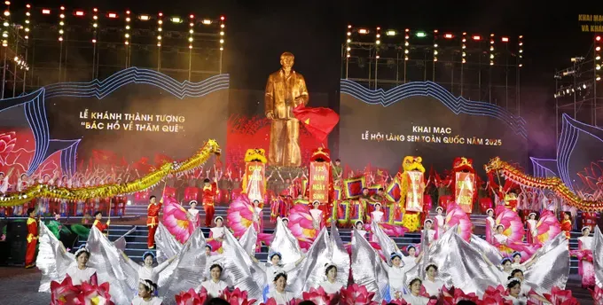 A dancing performance at the event (Photo: SGGP) khai-hoi6-6596-2781.jpg