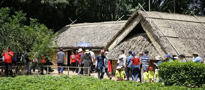 A large number of visitors visitt the Memorial House of President Ho Chi Minh in Kim Lien Relic Site. (Photo: SGGP) o3c-9594-9669.jpg