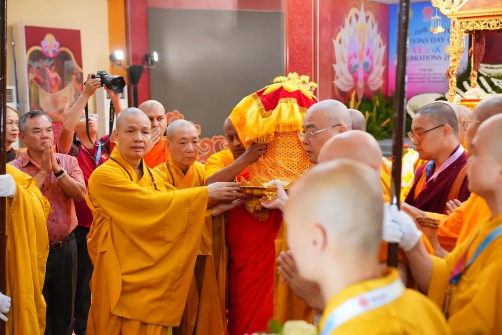 The ceremony begins at 4 a.m. at Quan Su Pagoda, featuring rituals of prayer and peace, chanting, and offerings to the Buddha’s relics. (Photo: SGGP) 498287541-1163941422440078-2025429529793194726-n-7266-4977.jpg