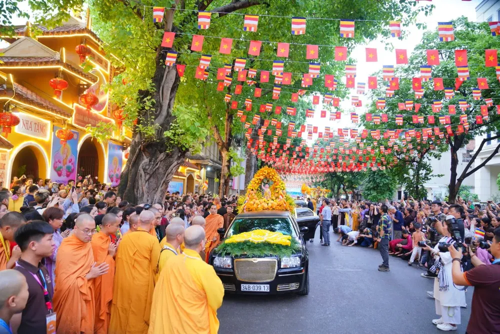 Long lines of Buddhist followers bid farewell to the Buddha's relics brought to Tam Chuc Pagoda.(Photo: SGGP) 498658207-1163941282440092-4771192229928108671-n-5046-3026.jpg