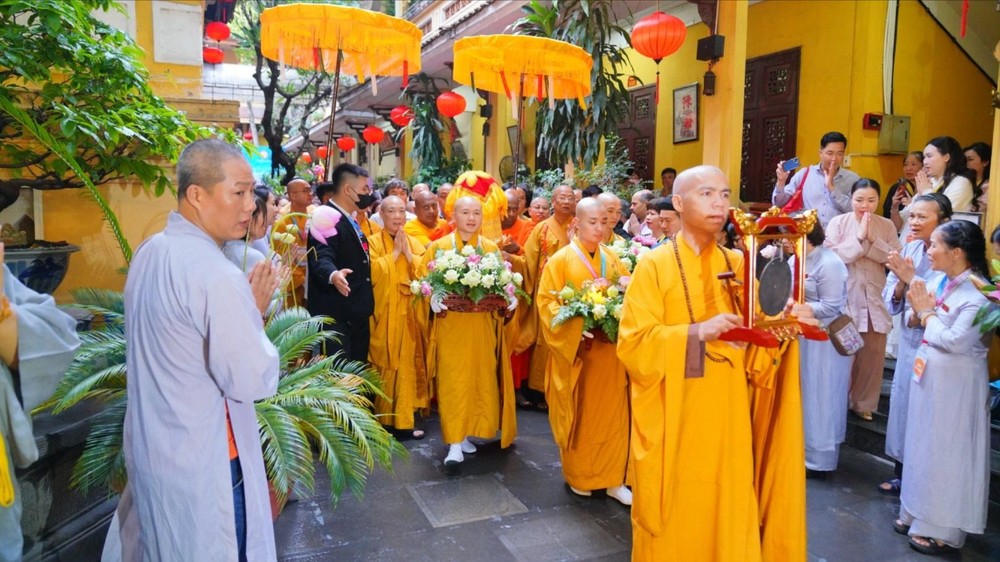 On May 17, the Vietnam Buddhist Sangha organizes a chanting ceremony and ceremonial procession of the sacred relics of Shakyamuni Buddha from Quan Su Pagoda to Tam Chuc Pagoda in Ha Nam Province. (Photo: SGGP) 499030844-1163941192440101-7343152430563801936-n-9662-543.jpg