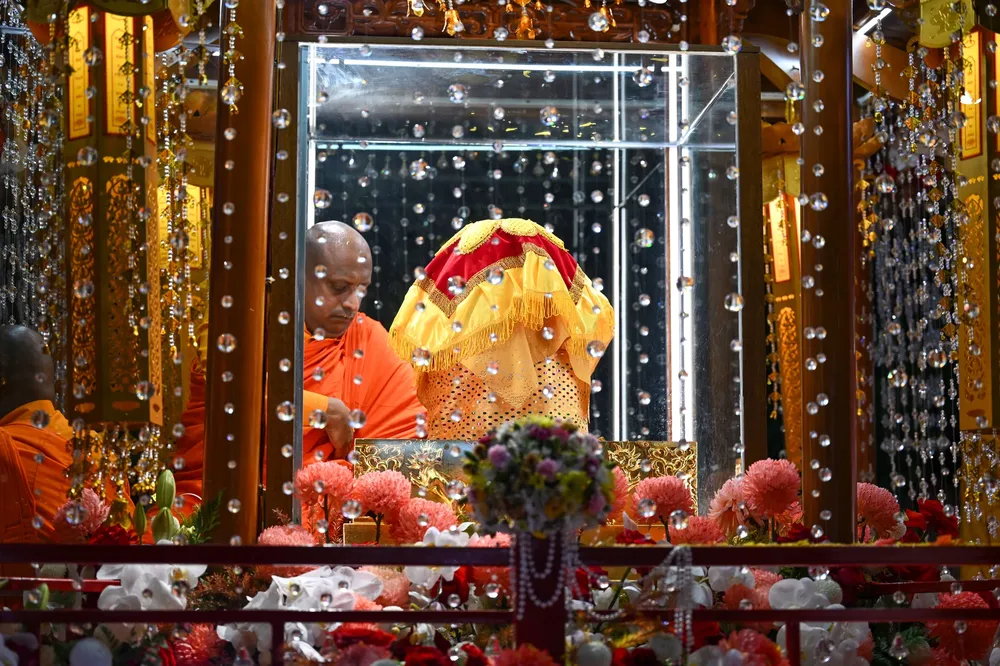 Buddha’s relics are transferred to Quan Su Pagoda on May 13. (Photo: SGGP) dsc-1642-6010-7728.jpg