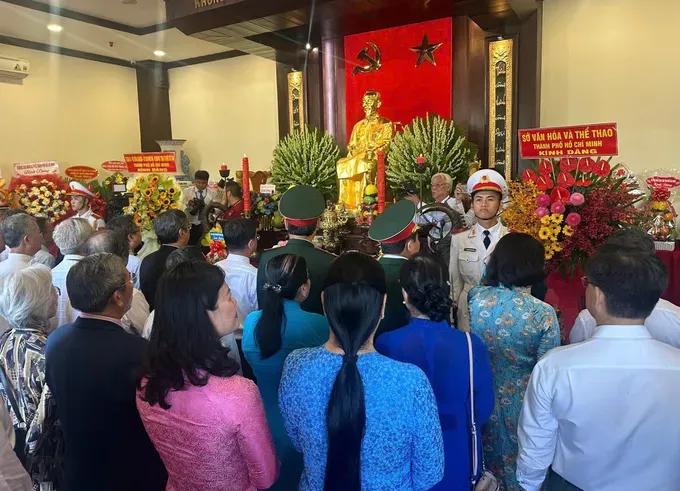 Leaders offer incense to late President Ho Chi Minh at the Ho Chi Minh Museum-HCMC branch. (Photo: SGGP) 19-5-1-2428-410.jpg