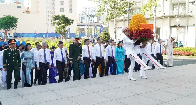 The delegation offers flowers at Ho Chi Minh Statue Park in front of the City Hall in Nguyen Hue Walking Street in District 1. (Photo: SGGP) 19-5-3-3158-3221.jpg