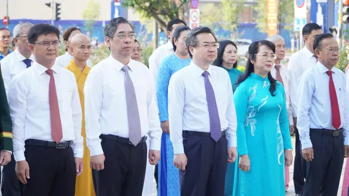 The delegation pays respect to President Ho Chi Minh at Ho Chi Minh Statue Park in front of the City Hall in Nguyen Hue Walking Street in District 1. (Photo: SGGP) 19-5-4-252-5645.jpg