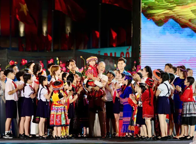 The special art performance on May 18 at Ba Dinh Square in Hanoi, marking the 135th anniversary of President Ho Chi Minh’s birthday. (Photo: SGGP) 24348dc8fad24f8c16c3-5684-1711.jpg