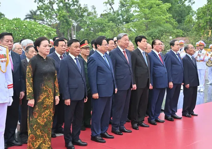 They express their profound respect for President Ho Chi Minh’s tremendous contributions to the revolutionary cause. (Photo: SGGP) dai-liet-si-5791-7147.jpg
