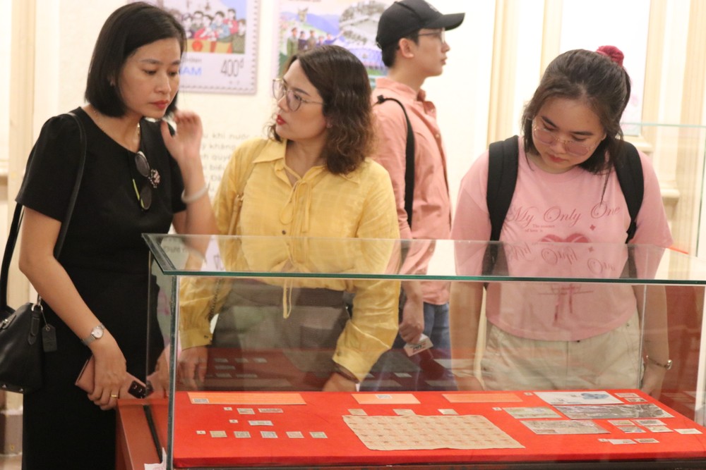 Visitors visit the exhibition. (Photo: SGGP) img-0210-3594-8229.jpg.jpg