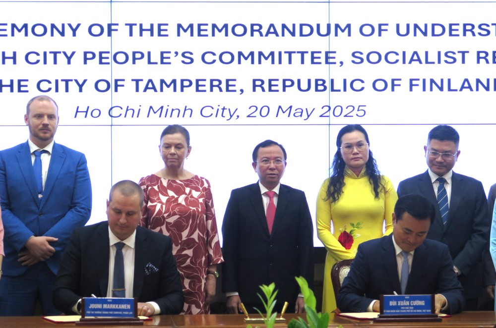 Vice Chairman of the Ho Chi Minh City People’s Committee Bui Xuan Cuong (R) and Deputy Mayor of Tampere, Jouni Markkanen sign a Memorandum of Understanding (MOU) on cooperation on May 20. (Photo: SGGP) anh-1-5870-8350.jpg.jpg