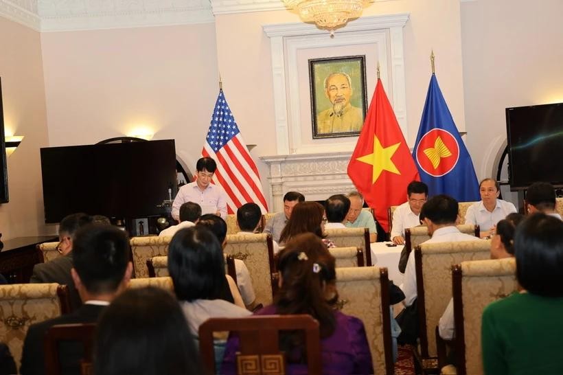 MoIT Minister Nguyen Hong Dien, who is also head of the Government negotiation team, chairs a meeting with team members and representatives from relevant agencies before the first negotiation round. (Photo: moit.gov.vn) my.jpg
