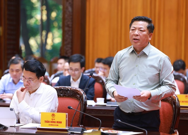 Minister of Construction Tran Hong Minh reports at the meeting on May 20. (Photo: VNA) vna-potal-thu-tuong-chu-tri-hop-ve-tinh-hinh-trien-khai-cac-tuyen-duong-sat-trong-diem-quoc-gia-8043937.jpg