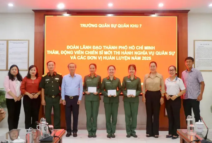 The delegation offer gifts to three female soldiers currently undergoing training at the Military School of Military Region 7. (Photo: SGGP) z6621101819533-68ddfd3aabef4f02af972819f483e797-6295-9563.jpg