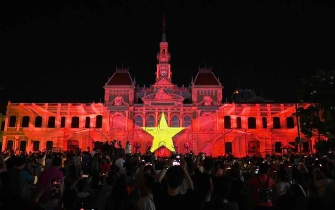 The stunning 3D mapping show in front of the headquarters of the People's Council and People's Committee of Ho Chi Minh City on the occasion of the 50th anniversary of Southern Liberation and National Reunification (April 30, 1975-2025). (Photo: SGGP) 3d-2965-805 (1).jpg