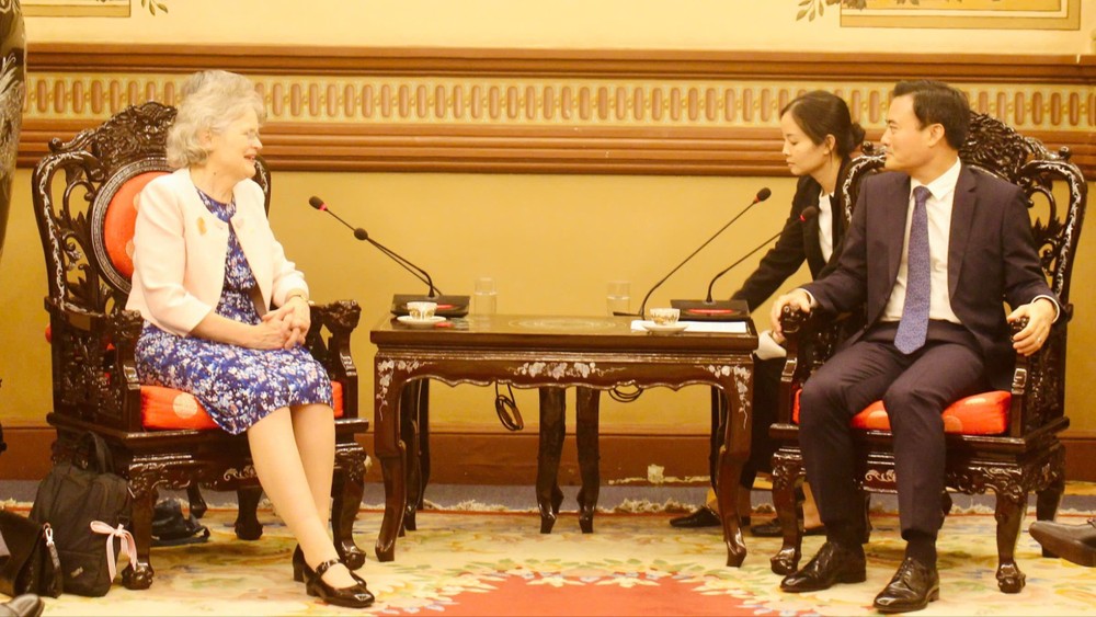 Vice Chairman of the Ho Chi Minh City People’s Committee, Bui Xuan Cuong, receives Ms. Frances Adamson, Governor of South Australia, on May 21. (Photo: SGGP) 5-8912-370.jpg.jpg