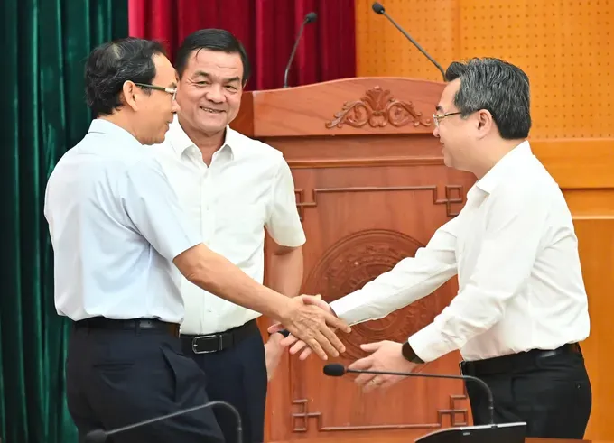 Secretary of the Ho Chi Minh City Party Committee, Nguyen Van Nen (L) and Standing Vice Secretary of the Ho Chi Minh City Party Committee Nguyen Thanh Nghi (R) (Photo: SGGP) b4a633a48a703f2e6661-8213-6055.jpg