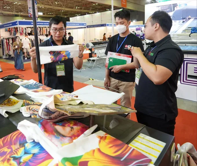 Digital printing technology for textile production is showcased at a Garment and Textile Industry Exhibition in HCMC. (Photo: SGGP) u5a-4505-4058.jpg