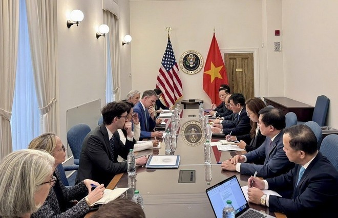 The meeting between Minister of Industry and Trade Nguyen Hong Dien and US Trade Representative Jamieson Greer in Washington D.C. on May 21 (Photo: VNA) us.jpg
