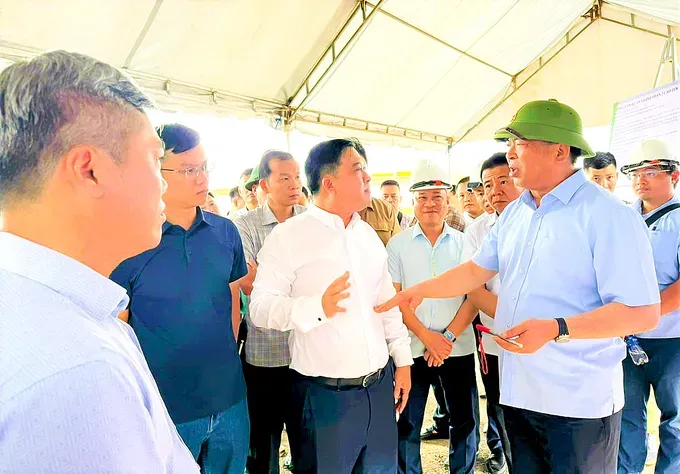 Minister of Construction Tran Hong Minh inspects construction progress at the Interchange of the Bien Hoa–Vung Tau Expressway with the T1 and T2 access roads to Long Thanh Airport. (Photo: SGGP) v2c-3710-6463.jpg