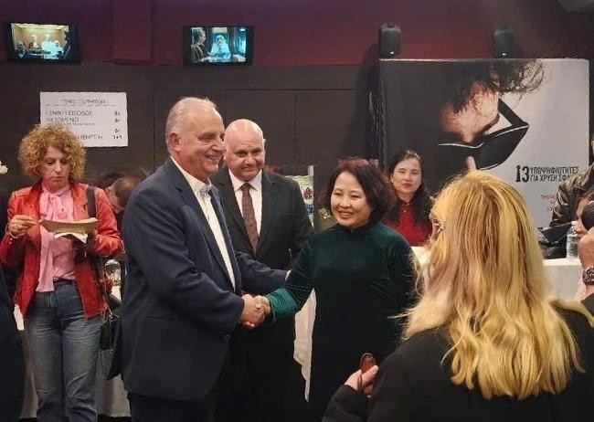 Vietnamese Ambassador to Greece Pham Thi Thu Huong and Greek officials at the opening ceremony of the Vietamese film week (Photo: VNA) vna-potal-an-tuong-tuan-phim-viet-nam-tai-thanh-pho-thessaloniki-hy-lap-8046376.jpg