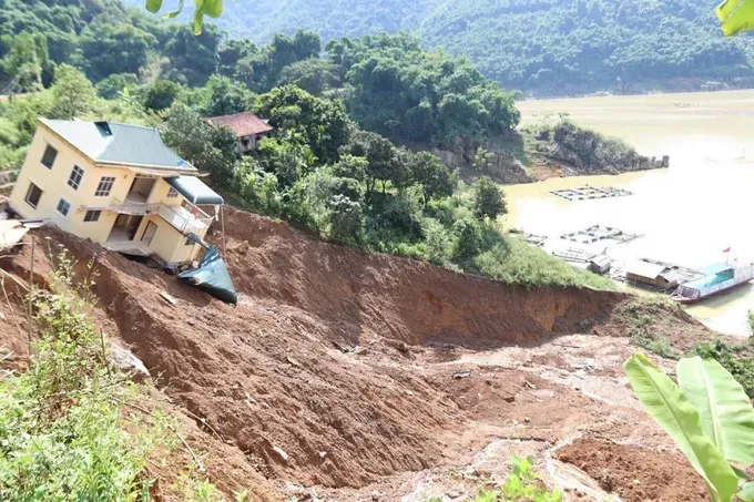 Urgent preparations are urged as Northern Vietnam faces rising threat of landslides, flash floods. (Photo: SGGP) 1-8059-5259.jpg