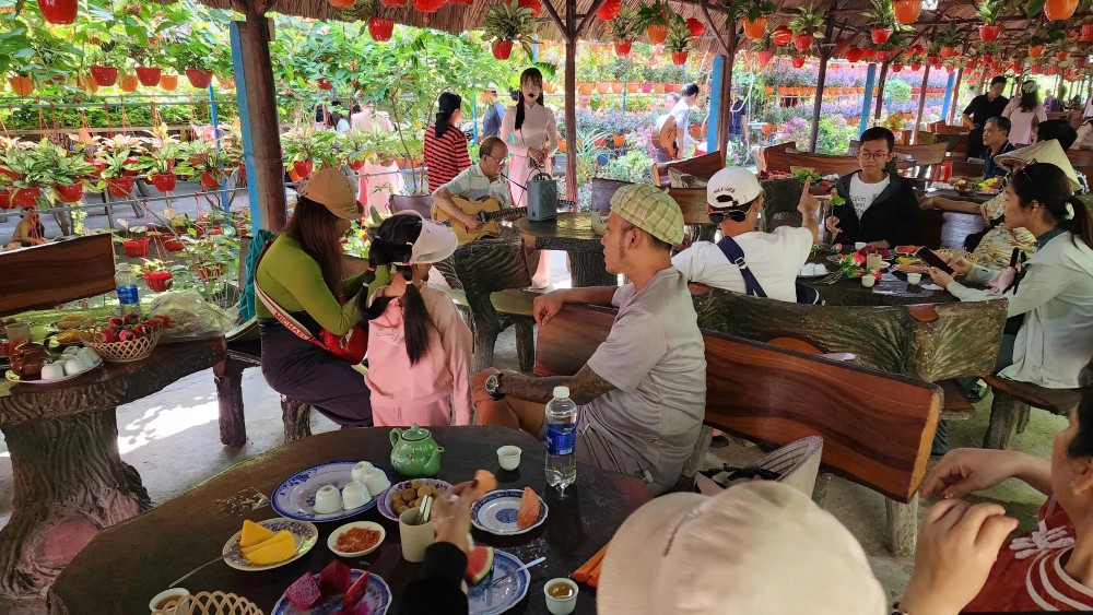 Visitors are enjoying local dishes. dl4.jpg