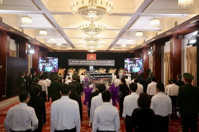 Delegations pays tribute to State President Tran Duc Luong at the Reunification Palace in Ho Chi Minh City. (Photo: SGGP) 1-1883-6503.jpg