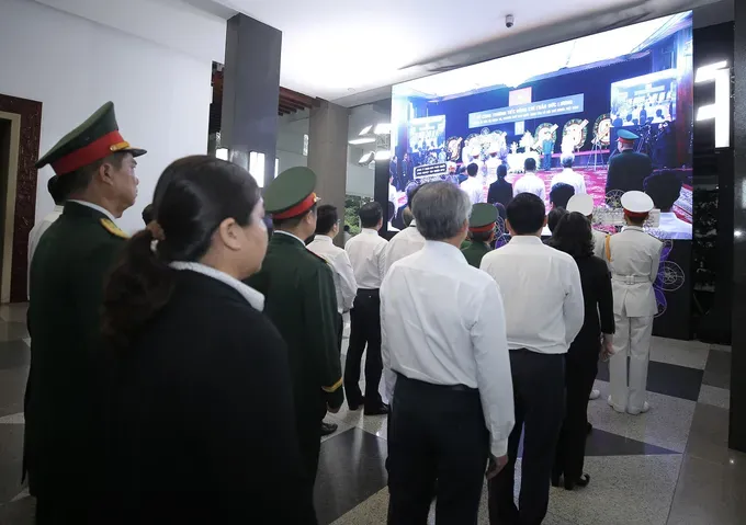 Long lines of people waiting to pay their respects to State President Tran Duc Luong. (Photo: SGGP) 2-586-966.jpg